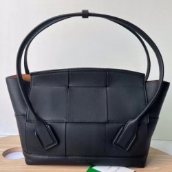 Bottega Veneta Arco Medium Bag In Black Grained Leather