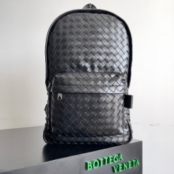 Bottega Veneta Medium Backpack In Black Intrecciato Calfskin