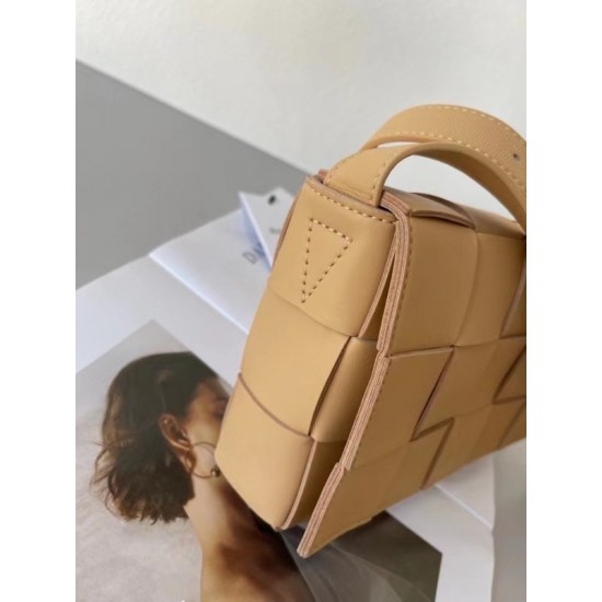 Bottega Veneta Cassett Bag In Beige Intrecciato Lambskin