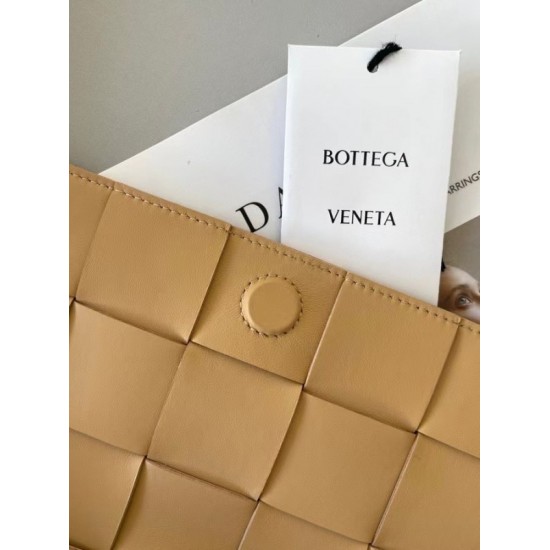 Bottega Veneta Cassett Bag In Beige Intrecciato Lambskin