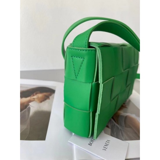 Bottega Veneta Cassett Bag In Green Intrecciato Lambskin