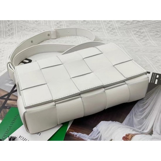 Bottega Veneta Cassett Bag In White Intrecciato Lambskin