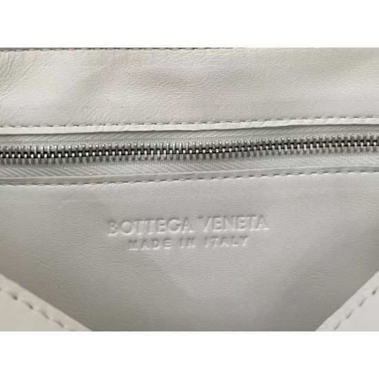 Bottega Veneta Cassett Bag In White Intrecciato Lambskin