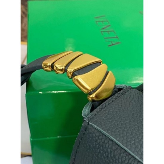 Bottega Veneta Cassette Bag In Green Grained Leather