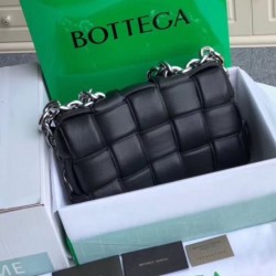 Bottega Veneta Chain Cassette Bag In Noir Calfskin