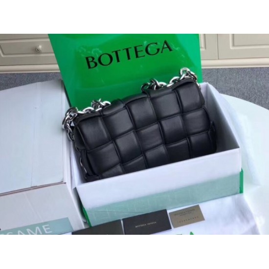 Bottega Veneta Chain Cassette Bag In Noir Calfskin