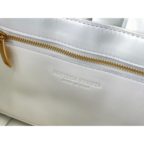 Bottega Veneta Chain Cassette Bag In White Lambskin