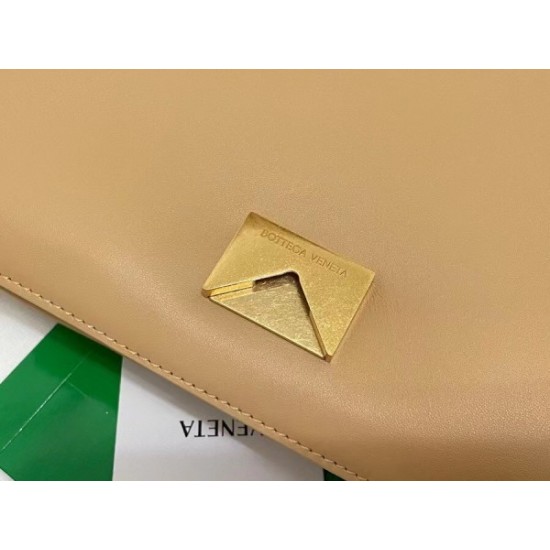 Bottega Veneta Mount Medium Envelope Bag In Almond Calfskin