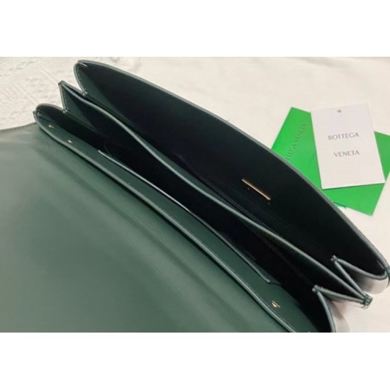 Bottega Veneta Mount Medium Envelope Bag In Green Calfskin