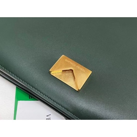 Bottega Veneta Mount Medium Envelope Bag In Green Calfskin