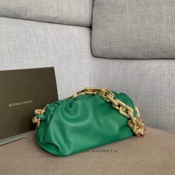 Bottega Veneta The Chain Pouch In Green Calfskin