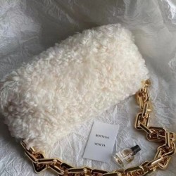 Bottega Veneta The Chain Pouch In White Shearling