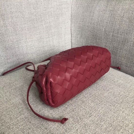 Bottega Veneta The Pouch 20 Clutch In Amaranto Intrecciato Lambskin