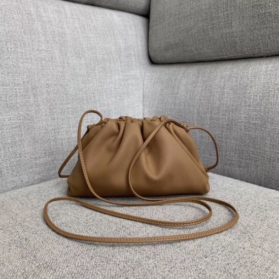 Bottega Veneta The Pouch 20 Clutch In Brown Calfskin