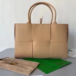 Bottega Veneta Arco Medium Tote In Beige Intrecciato Lambskin