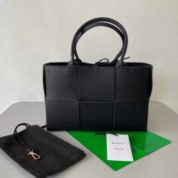 Bottega Veneta Arco Medium Tote In Black Intrecciato Leather