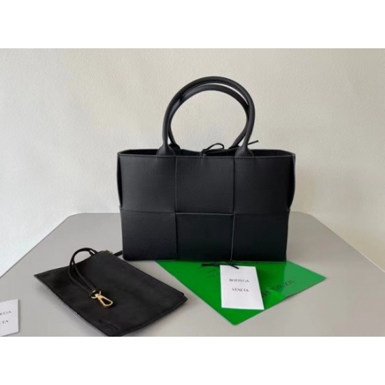 Bottega Veneta Arco Medium Tote In Black Intrecciato Leather