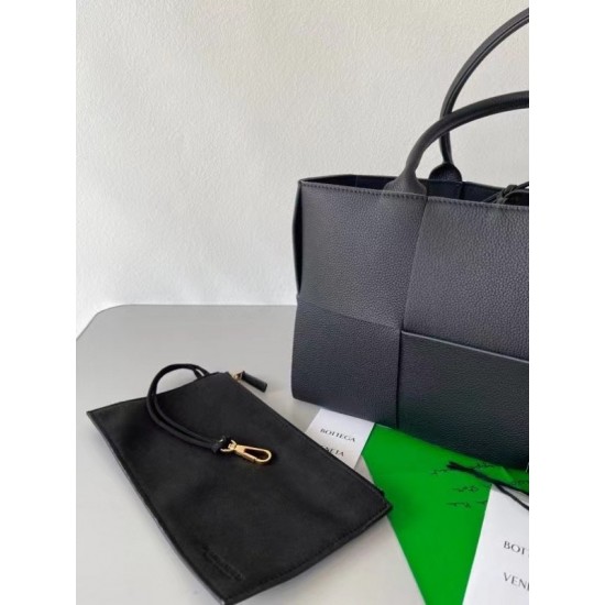 Bottega Veneta Arco Medium Tote In Black Intrecciato Leather