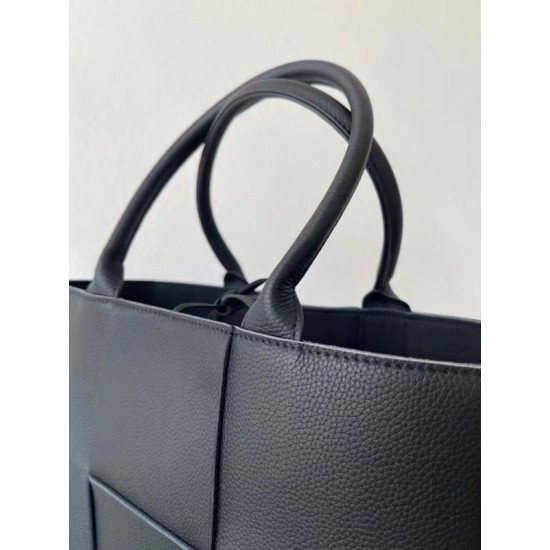 Bottega Veneta Arco Medium Tote In Black Intrecciato Leather