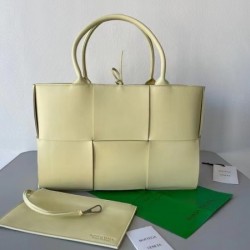 Bottega Veneta Arco Medium Tote In Cream Intrecciato Lambskin