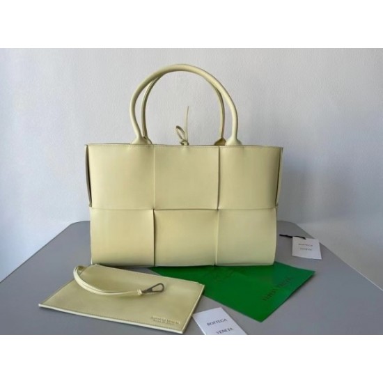 Bottega Veneta Arco Medium Tote In Cream Intrecciato Lambskin