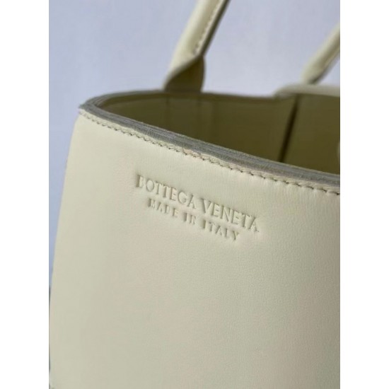 Bottega Veneta Arco Medium Tote In Cream Intrecciato Lambskin