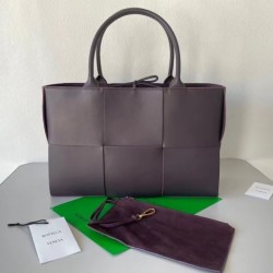 Bottega Veneta Arco Medium Tote In Fondant Intrecciato Lambskin