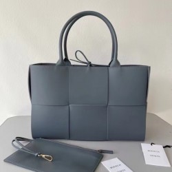 Bottega Veneta Arco Medium Tote In Thunder Intrecciato Lambskin