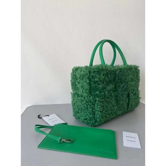 Bottega Veneta Arco Tote In Green Intrecciato Shearling