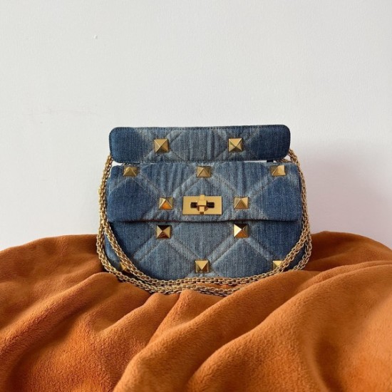 Valentino Roman Stud Medium Chain Bag In Denim