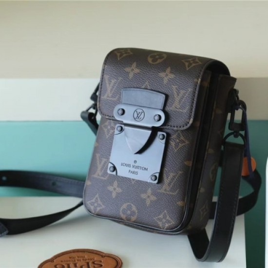 Louis Vuitton m81522 s-lock vertical wearable